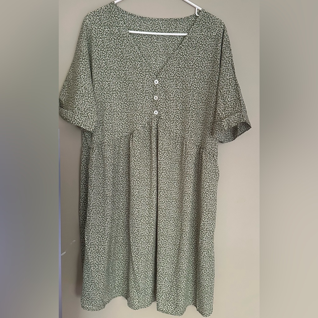 Shein Size Xl, Green Patterned, V-Neck Dress With Buttons